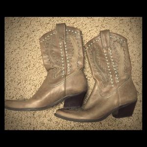 Beautiful taupe cowboy boots
