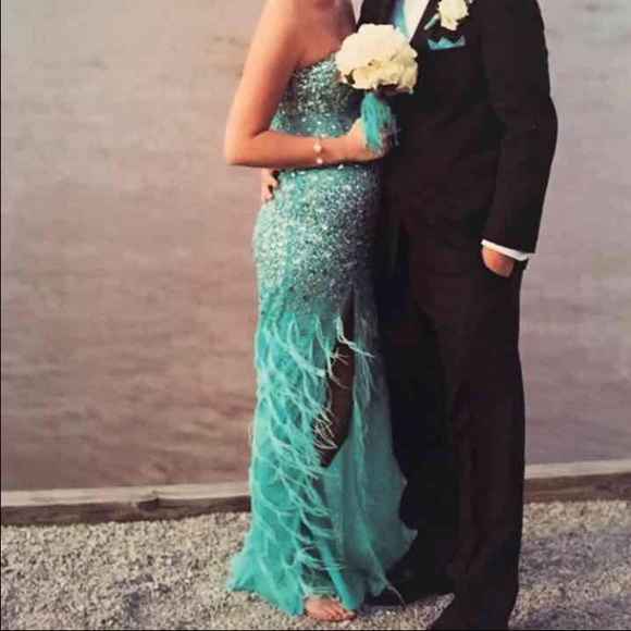 Prom dress. TAKING OFFERS. - Picture 2 of 4