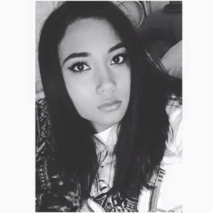 Meet your Posher, Anesiea