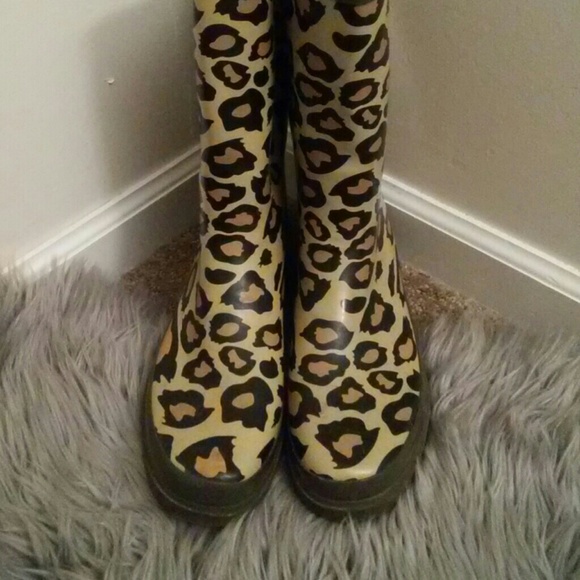 CHEEETAH PRINT RAINBOOTS size 10