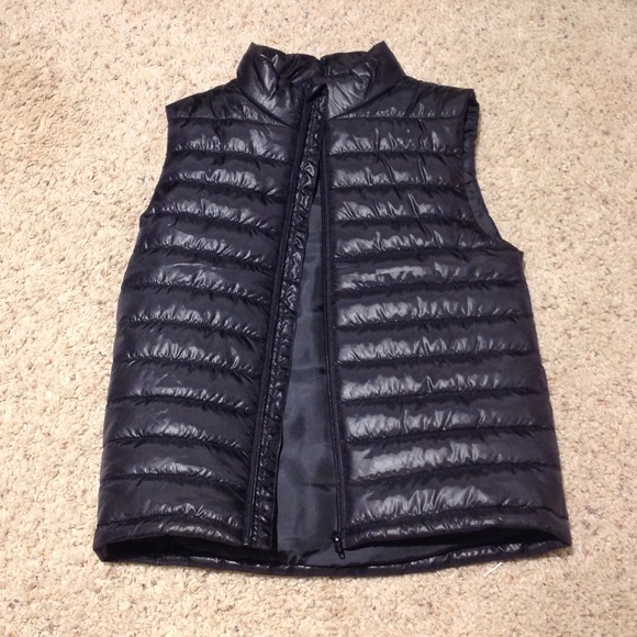 Cute zip up vest in black by H and M - Picture 1 of 4