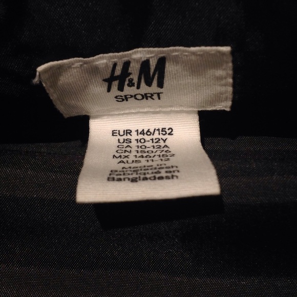 Cute zip up vest in black by H and M - Picture 2 of 4