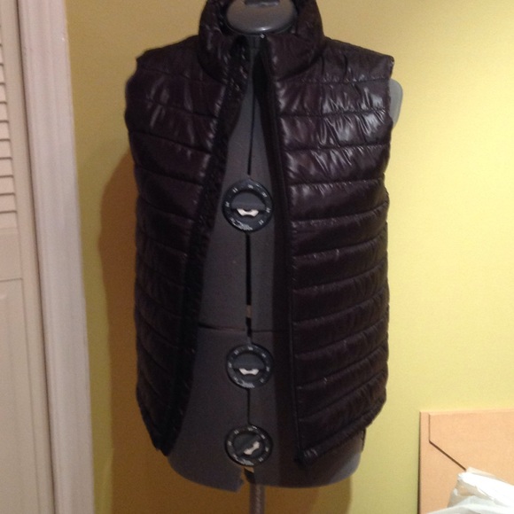 Cute zip up vest in black by H and M - Picture 3 of 4