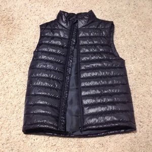 Cute zip up vest in black by H and M