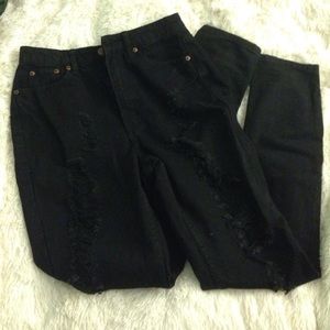 NEW WITH TAGS RIPPED SKINNY JEANS