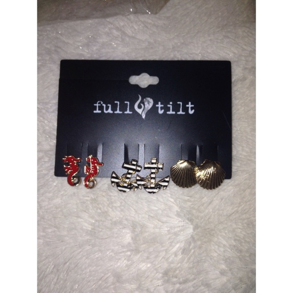 3 piece earring set 🦀 - Picture 2 of 3