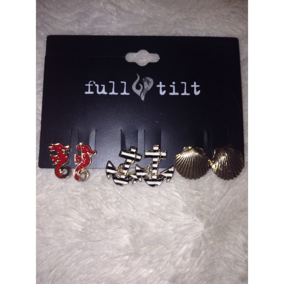 3 piece earring set 🦀 - Picture 3 of 3