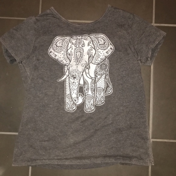 Grey shirt with elephant