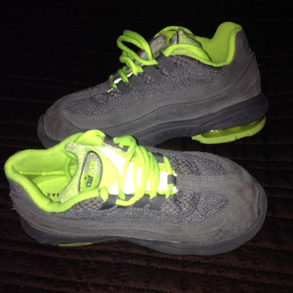 Child Air Max size 10 - Picture 2 of 4