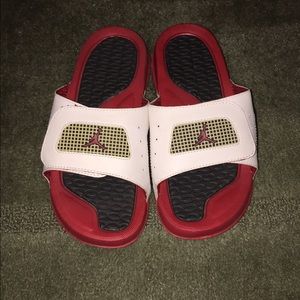 Kids Jordan flip flop sides size 6y