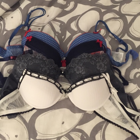 Bras 32b. Barely worn, in great condition.