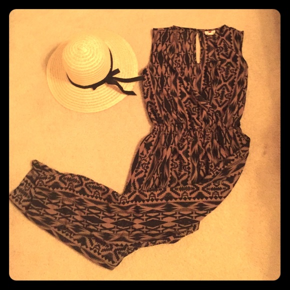 SALE ‼️Gorgeous patterned jumpsuit, with hat! 💁🏻