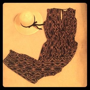 SALE ‼️Gorgeous patterned jumpsuit, with hat! 💁🏻