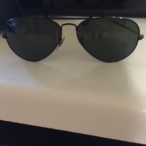 Black ray ban aviators