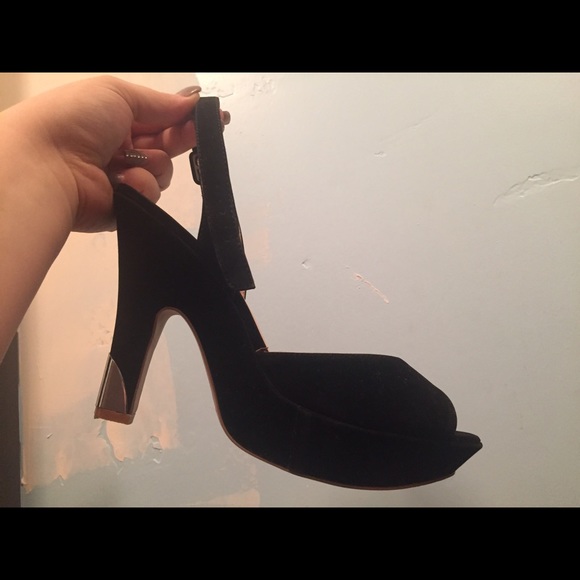 Heels - Picture 3 of 4