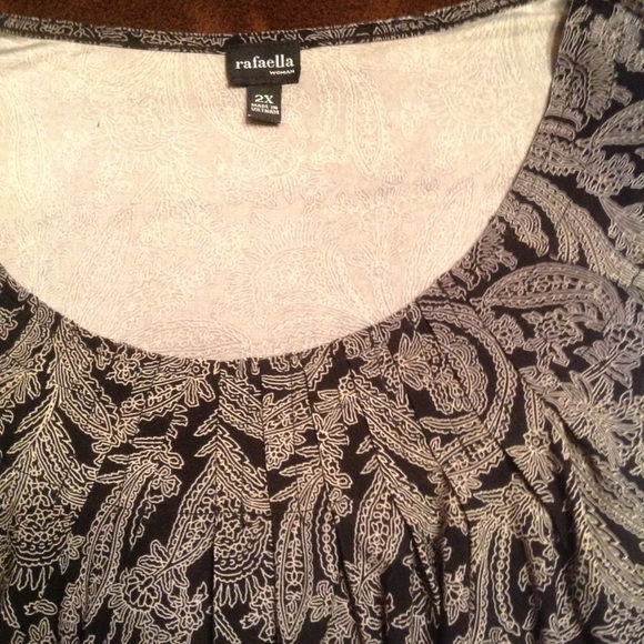 Raffaella pin tuck top 2X - Picture 2 of 3