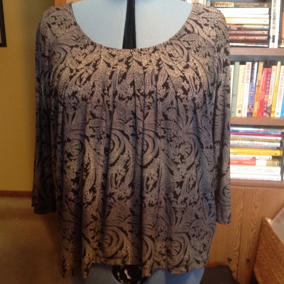 Raffaella pin tuck top 2X - Picture 3 of 3