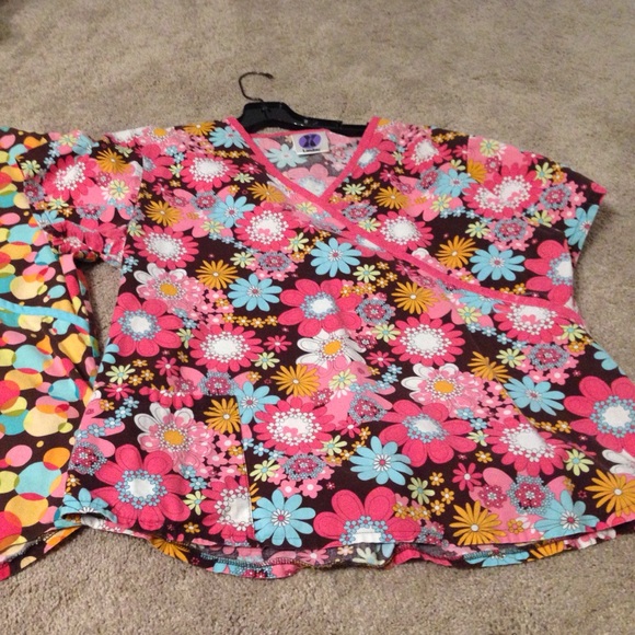 Scrub tops - Picture 2 of 4
