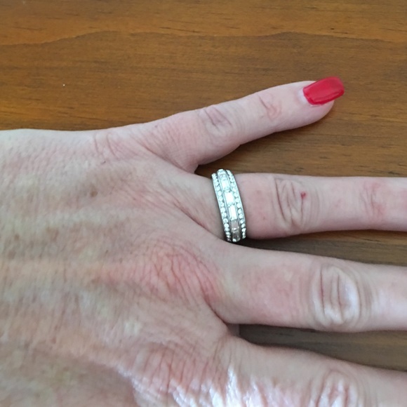 Size 6 fashion diamond ring.