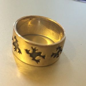 Silver flat ring with frog pattern