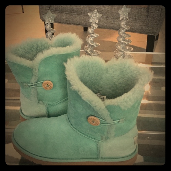 UGG Shoes - Mint short Uggs with buttons! ❄️⛄️💨💦☔️