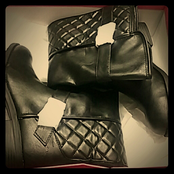 Ejana Black buckle boots