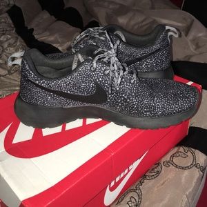 Authentic Grey & Black spotted Nike Roshe