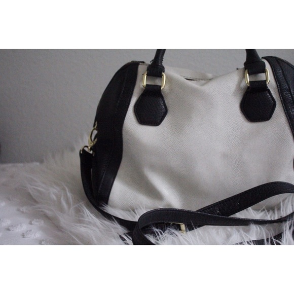 black and white purse - Picture 3 of 3