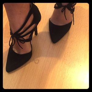 Selling cute black pumps size 6, only worn once.