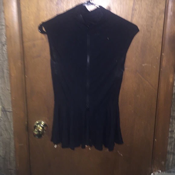 Adorable Peplum top . So unique . Zippered bk ❤️ - Picture 2 of 4