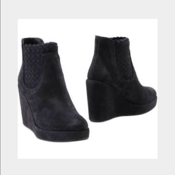 New wedge boots size 7.5 runs small leather - Picture 2 of 4