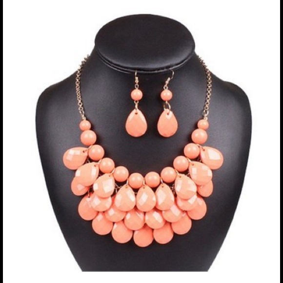 Jewelry - 🤑FINAL PRICE!🤑CORAL BEAD FRINGE BIB NECKLACE
