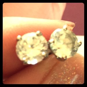Round Diamond Stud Earrings