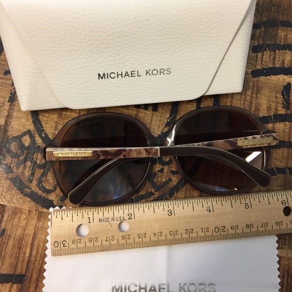 Michael Kors sunglasses w/ case & cleansing cloth - Picture 2 of 4
