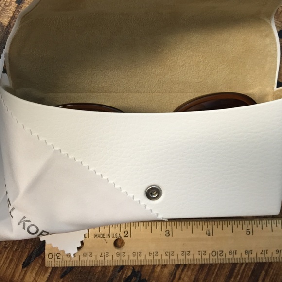 Michael Kors sunglasses w/ case & cleansing cloth - Picture 3 of 4