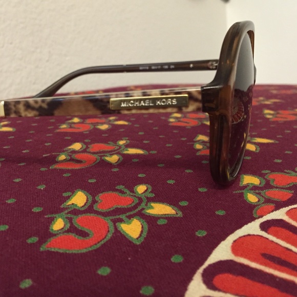 Michael Kors sunglasses w/ case & cleansing cloth - Picture 4 of 4