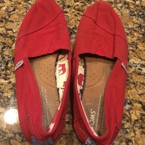 Women's red size 8 Toms