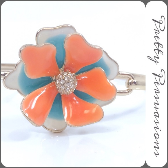 SOLD OUT‼️NWT Gold Tone Floral Rhinestone Bracelet - Picture 2 of 4