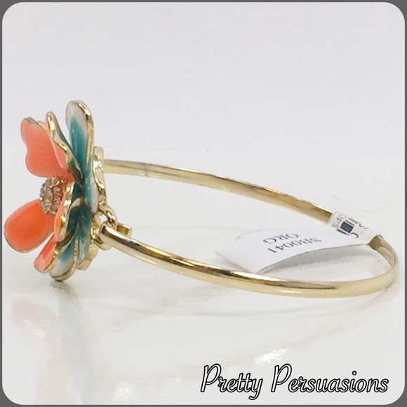 SOLD OUT‼️NWT Gold Tone Floral Rhinestone Bracelet - Picture 3 of 4