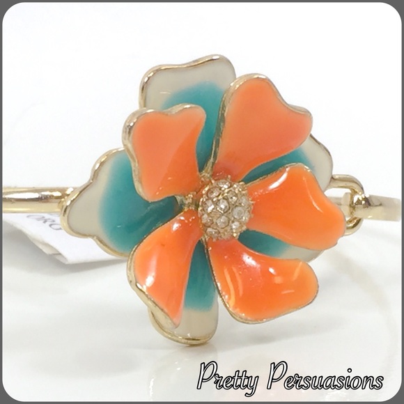 SOLD OUT‼️NWT Gold Tone Floral Rhinestone Bracelet - Picture 4 of 4