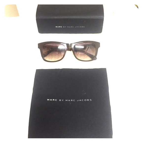 Marc Jacobs Wayfarer Sunglasses w/ Case - Picture 4 of 4