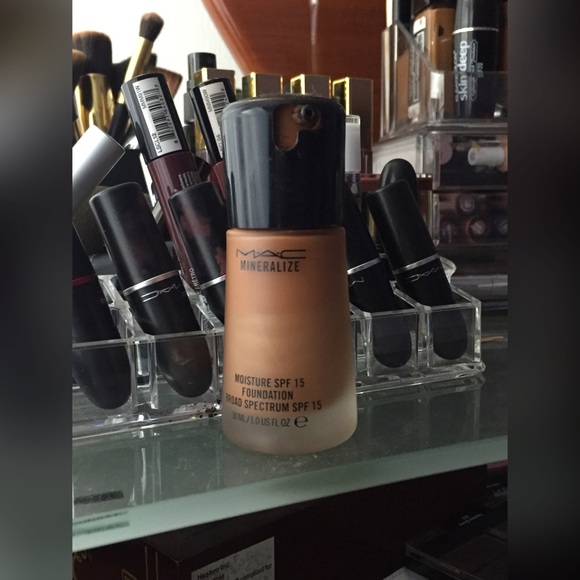 MAC Mineralize Moisture SPF15 Foundation
