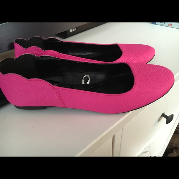 Brand new without tags super cute pink flats!