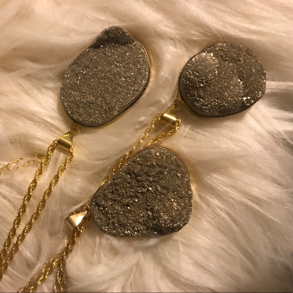 Druzy Pendant Necklace - Picture 4 of 4