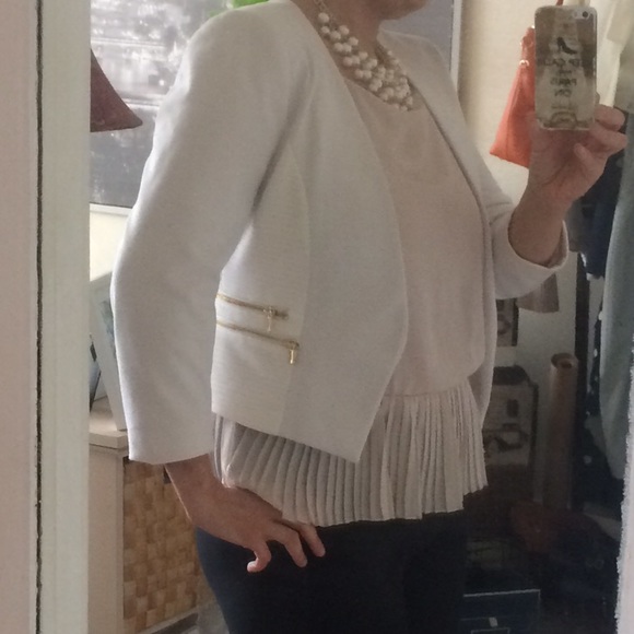 H&M Jackets & Blazers - ❤️ day sale H&M white crop blazer w/gold accents