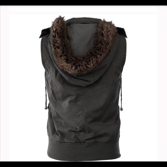 πHPπ NWT Black heavy duty fur hooded vest β - Picture 2 of 3