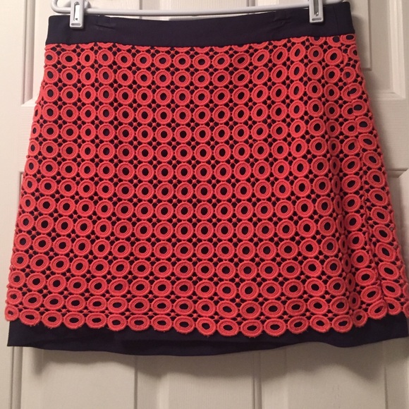Great statement skirt!