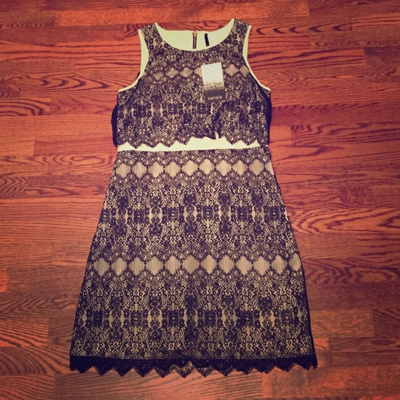 Pretty lace Kensie sleeveless dress