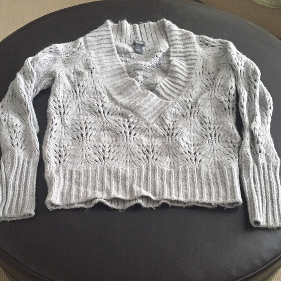 Gray knit v-neck Kenneth Cole sweater.