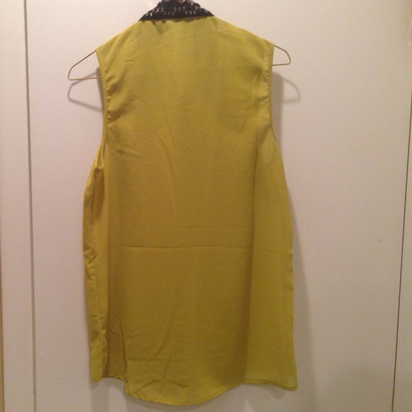 Sleeveless Chiffon Button Down Tank - Picture 3 of 4